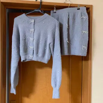 그레이 가디건과 스커트 세트