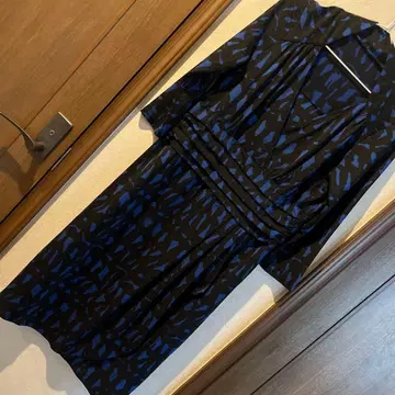 블랙과 파랑의 랩 스타일 원피스