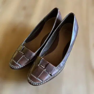 Clarks 브라운 가죽 펌프스