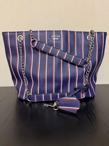 GUESS 네이비 스트라이프 토트백