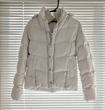 화이트 후드 부착 다운 자켓