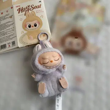 러브브 Have a seat ZIZI POP MART