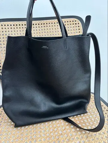 APC 블랙 가죽 토트백 CABAS MAIKO MEDIUM 21A