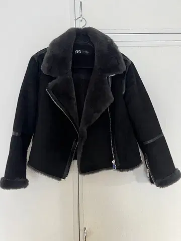 ZARA 블랙 무스탕 코트 XS