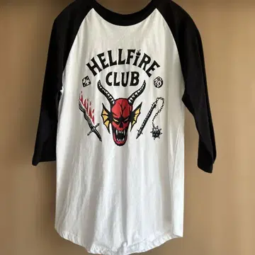 HELLFIRE CLUB 래글런 T셔츠 stranger things