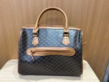 브라운 핸드백 엠보싱 로고 포함