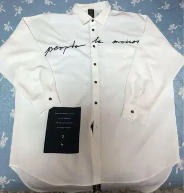 화이트 셔츠 블랙 자수 왼쪽 가슴 포켓