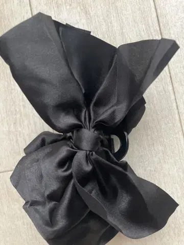 블랙 새틴 리본 헤어 클립