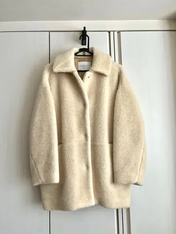 TOMORROWLAND 토모로랜드 아이보리 보아 코트