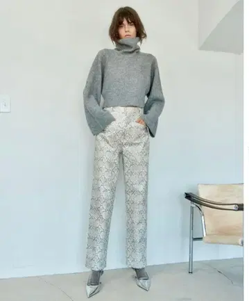 ZOE 그레이 울 캐시미어 크롭 터틀 스웨터 새상품급 세일러