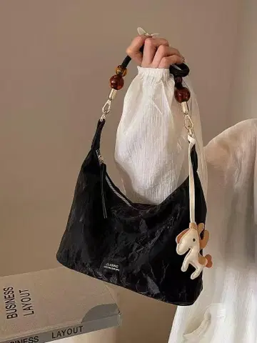 블랙 숄더백 유니크 참 포함