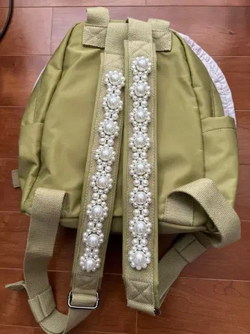 펄 장식이 달린 라이트 그린 백팩