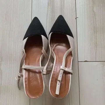 화이트/블랙 스틸레토 펌프스