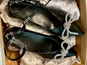 HARE 비쥬 부착 리본 블랙 플랫슈즈