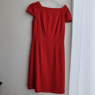 레드 반팔 무릎 기장 원피스