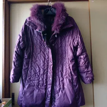 퍼 달린 퍼플 다운 자켓