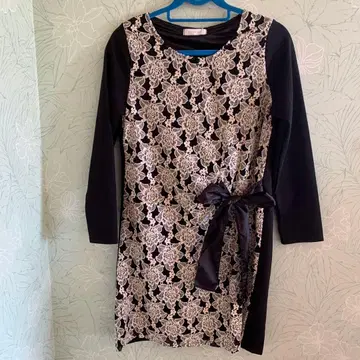 ESSEME 레이스 긴팔 무릎 기장 원피스