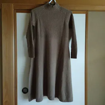 카멜색 하이넥 니트 원피스