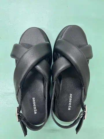 sesenta 블랙 크로스 스트랩 샌들