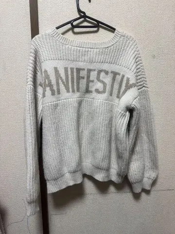 화이트 V넥 니트 로고