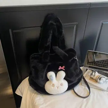 퍼 소재 블랙 숄더백 토끼 포함