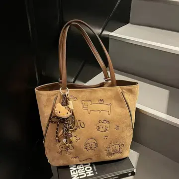 브라운 캐릭터 프린트 숄더백