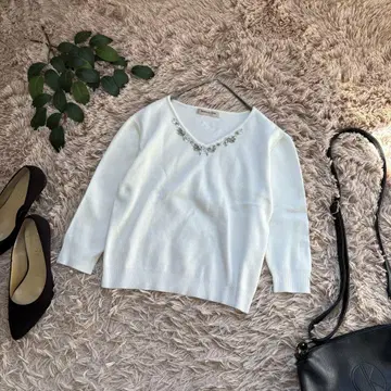 6720 아푸와이저 리셰 V넥 니트 [2] 화이트/7부 소매/비쥬