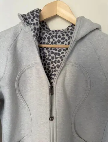 한정품 Lululemon 그레이 후드 부착 후드티 리버서블 레오파드