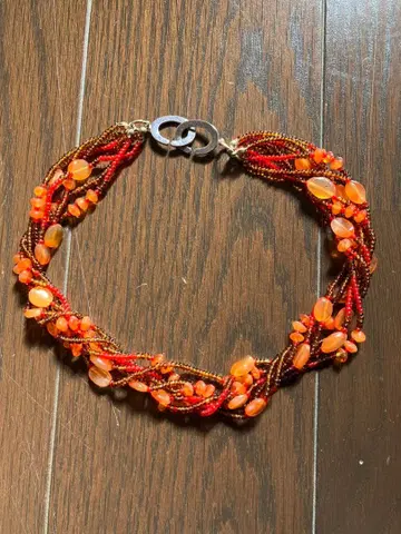 오렌지와 빨간색 비즈 목걸이