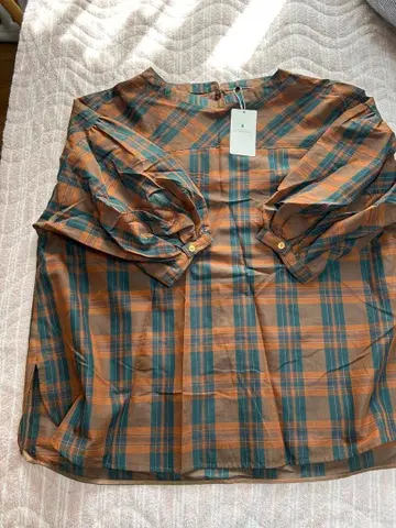 미사용 새상품 오렌지 계열 체크 무늬 오부 소매 블라우스