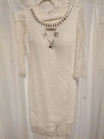 화이트 레이스 비쥬 드레스