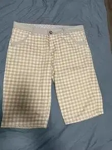 그레이와 화이트 체크 무늬 하프 팬츠