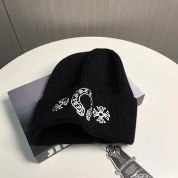 블랙 니트 모자 꽃과 로고 자수