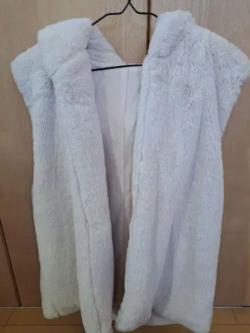 GPL 후드 부착 화이트 퍼 베스트