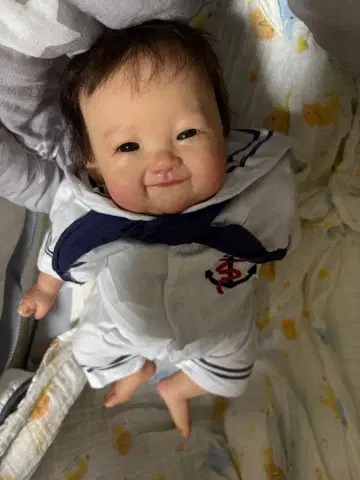 리본 인형 웃는 아이