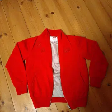 빨간색 집업 스웨터