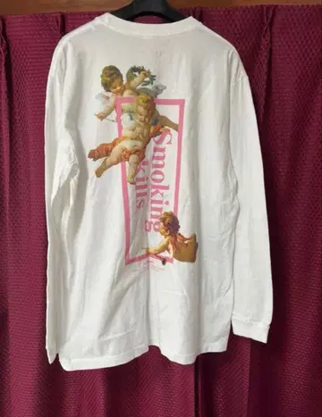 백 프린트 화이트 긴팔 티셔츠