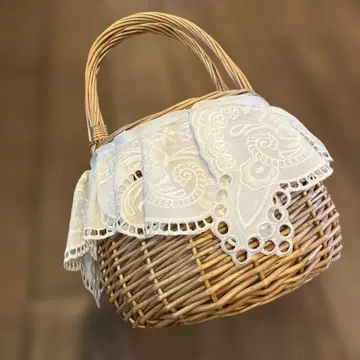 레이스 달린 라탄 바스켓백