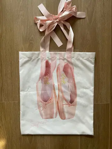 시럽 로즈마리소와르 토트백, 발레 슈즈 디자인