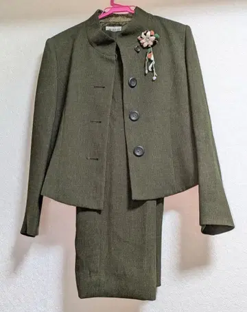 올리브 그린 정장 세트 자켓과 팬츠