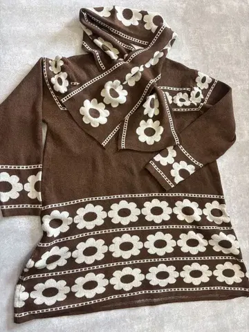 브라운 꽃무늬 후드 부착 원피스 머플러 포함