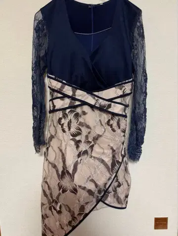 레이스와 새틴의 비대칭 드레스 Jewels