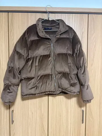 브라운 다운 자켓 지퍼 포함