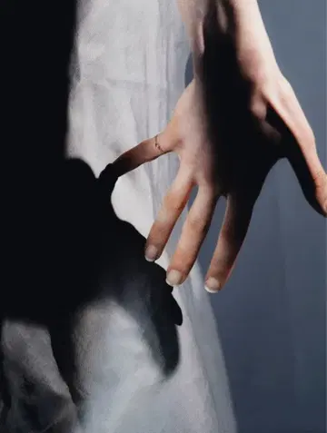 les bonbon float chain ring yellow gold