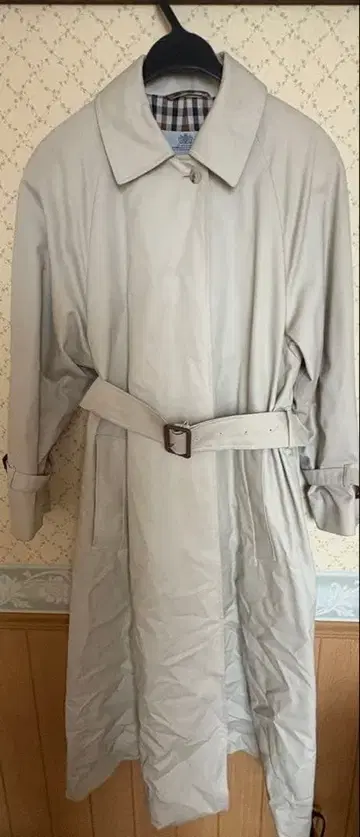 베이지 트렌치코트 허리 벨트 포함