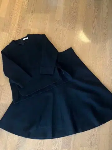 ebure 블랙 플레어 스커트와 긴팔 상의 세트