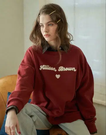 allison brown 앨리슨 브라운 사에코 맨투맨 로고