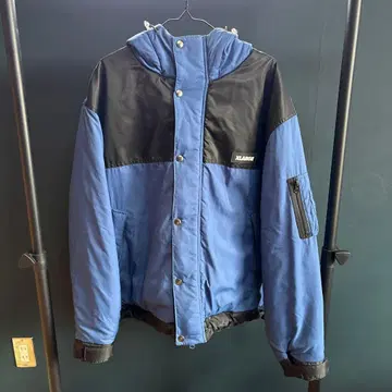 청흑색 후드 부착 다운 자켓