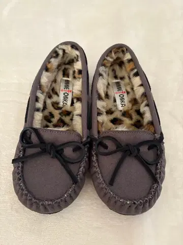 새상품급 MINNETONKA 모카신 차콜 그레이 리본 보아 24cm