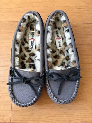 새상품급 MINNETONKA 퍼 모카신 차콜 그레이 키미 7M